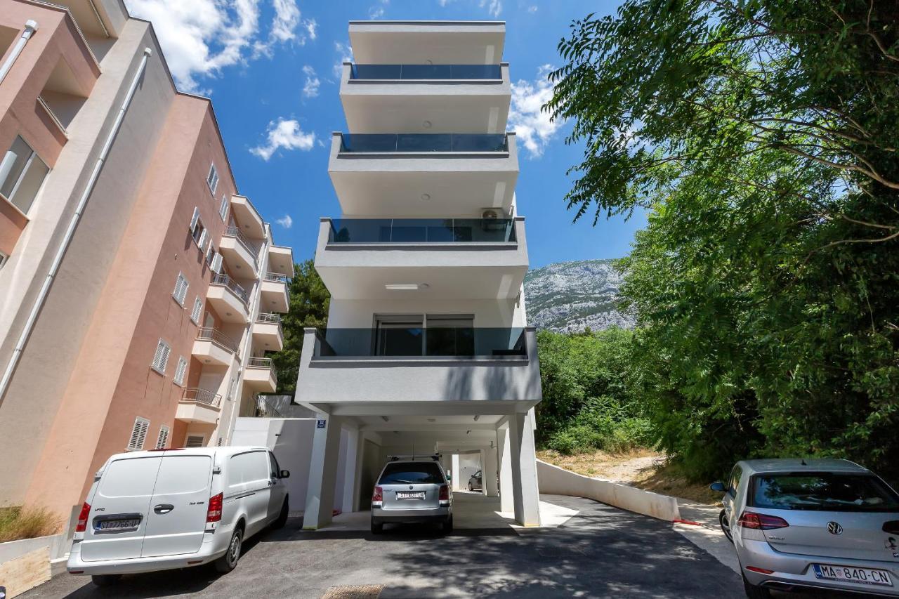 - Santric * Makarska